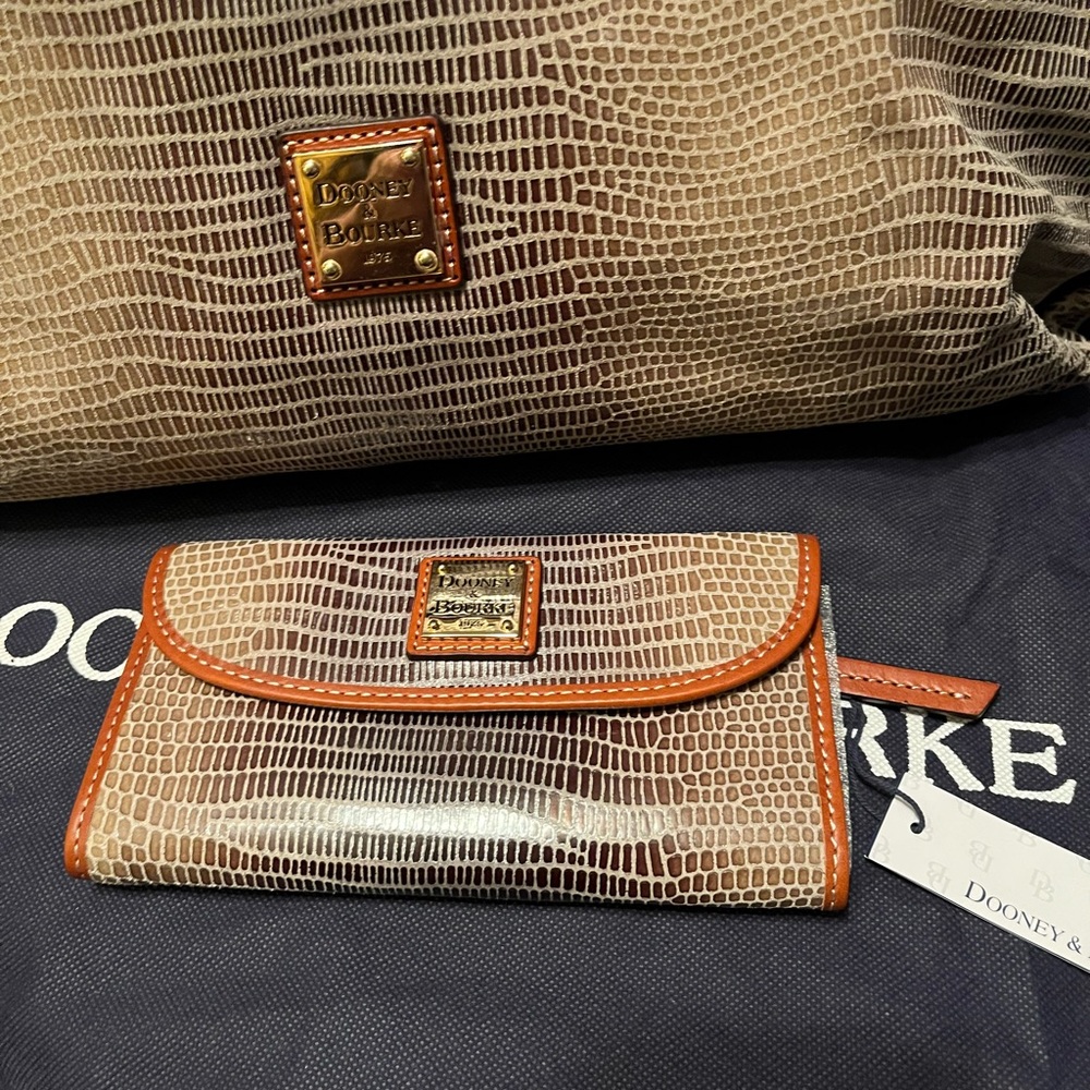 Dooney & Bourke ED196 Tallulah Handbag & wallet. Bag H 13" x W 14.25" x L 16" - Picture 3 of 8